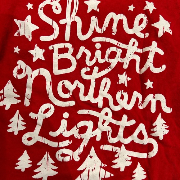 🎅5/$20 Shine bright northern lights red shirt - Picture 3 of 5